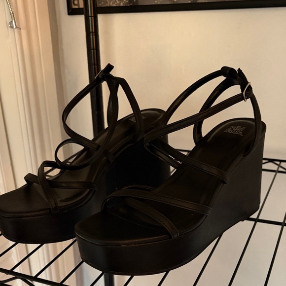 Wild Fable Black Platform Sandals - Picture 2 of 3